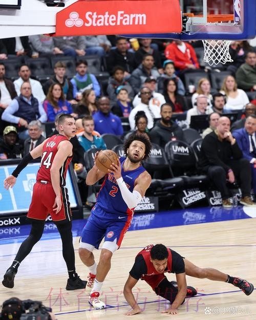 坎宁安上半场7中1，三分2中0得到8分1篮板7助攻1抢断1盖帽